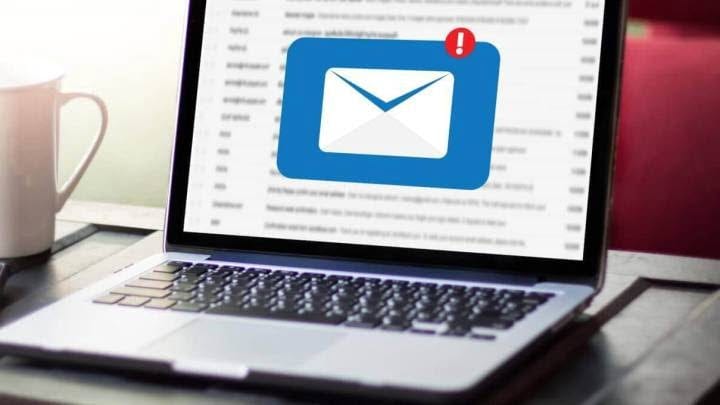 estrategia-email-marketing-estudios-arquitectura-pendiente-ordenador