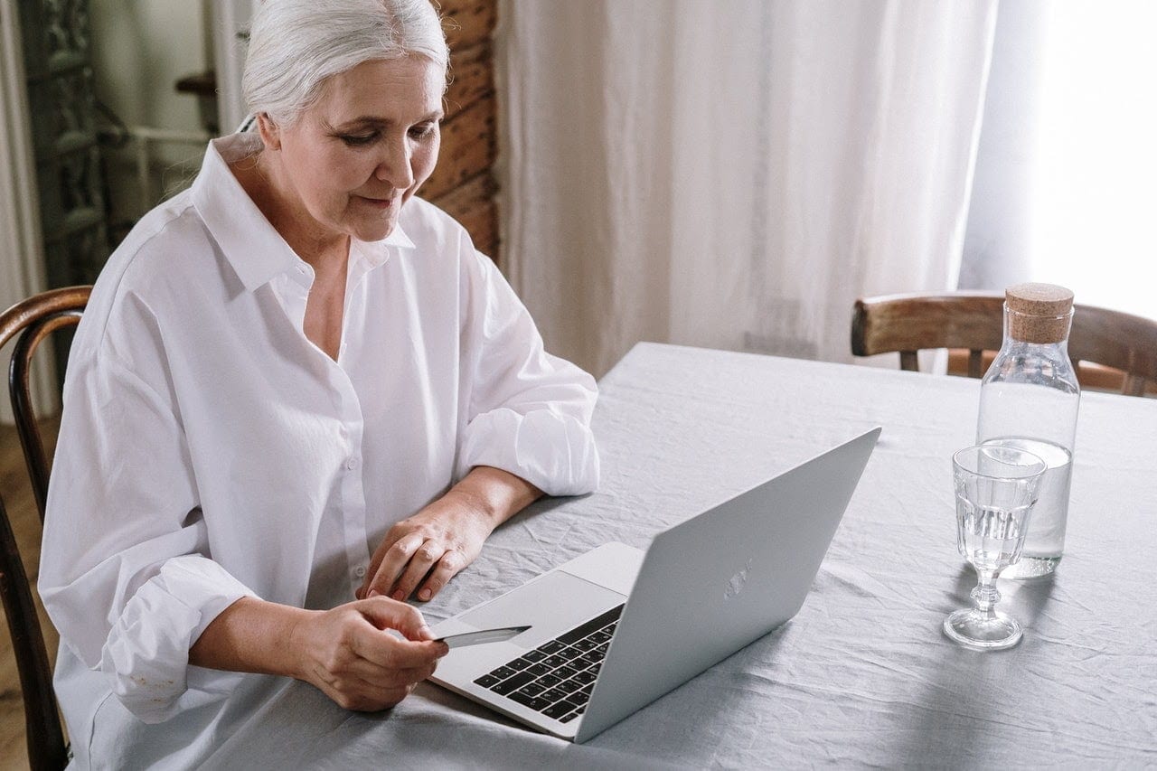 persona-adulta-ordenador-online